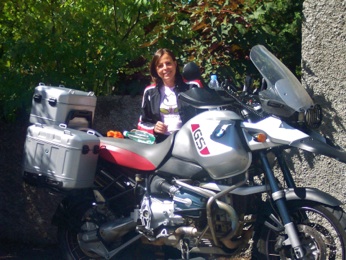 SIlvia y la BMW GS Adventure en Briançon