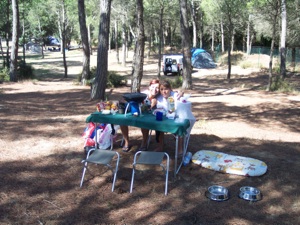 Desayunando en el camping de Begur. Transpirenaica 4x4 2009.