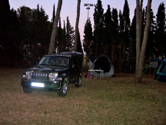 Jeep Cherokee y nuestra tienda en el camping de Figueres. Transpirenaica 4x4 2009