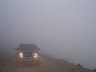 Jeep Cherokee en la niebla. Transpirenaica 4x4 2009