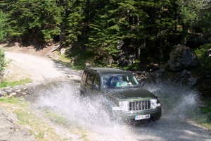Jeep Cherokee cruzando un río en la Transpirenaica 4x4 2009