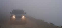 Jeep Cherokee en la niebla en la Transpirenaica 4x4 2009.
